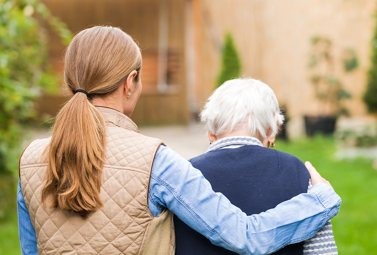 Familia tranquila gracias a Amiora compañía WhatsApp adultos mayores